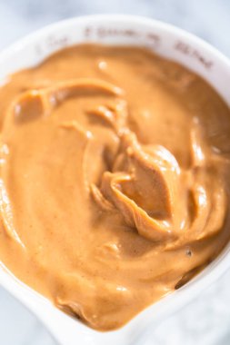 Küçük seramik kasede organik fıstık ezmesi..