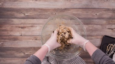 Düz yatıyordu. Adım adım. Yulaf ezmesi pişirmek için malzemeleri karıştırıyorum. Bardaktaki kurabiyeleri karıştırıyorum..