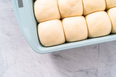 Pişirme tavasında kızaran yemek ruloları.