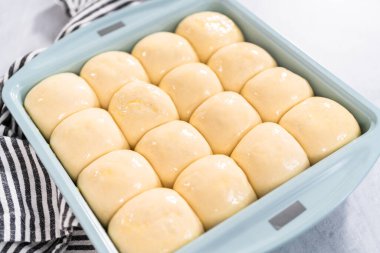 Fırında pişirmeden önce yumurta ve süt karışımıyla yemek rulolarını fırçalamak.