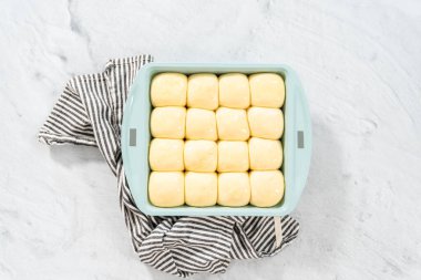 Düz yatıyordu. Fırında pişirmeden önce yumurta ve süt karışımıyla yemek rulolarını fırçalamak.