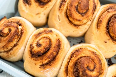 Mavi bir tavada taze pişmiş tarçınlı rulo..