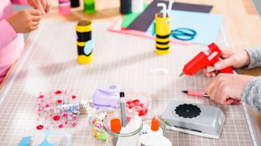 Çocuk kâğıtları. Boş tuvalet kağıdı rulolarından ve inşaat kağıdından kağıt hataları yapmak.