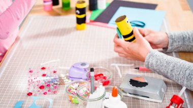 Çocuk kâğıtları. Boş tuvalet kağıdı rulolarından ve inşaat kağıdından kağıt hataları yapmak.