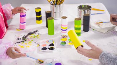 Çocuk kâğıtları. Kağıt hataları yaratmak için boş tuvalet kağıtlarını akrilik boyayla boyamak..