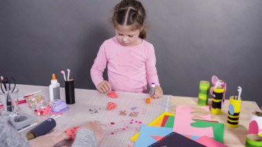 Çocuk kâğıtları. Boş tuvalet kağıdı rulolarından ve inşaat kağıdından kağıt hataları yapmak.