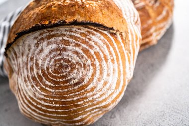 Taze fırınlanmış buğday ekmeği ekmeği ve ekmek koruma sepetinden işaretler..