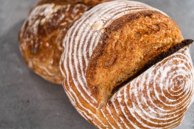 Taze fırınlanmış buğday ekmeği ekmeği ve ekmek koruma sepetinden işaretler..