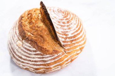 Taze fırınlanmış buğday ekmeği ekmeği ve ekmek koruma sepetinden işaretler..