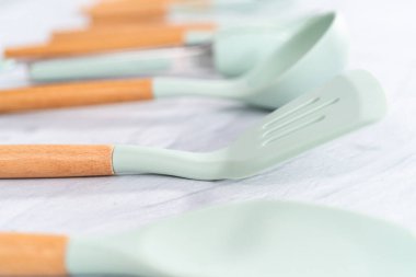 Ahşap saplı silikon pişirme aletleri.