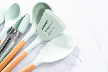 Ahşap saplı silikon pişirme aletleri.