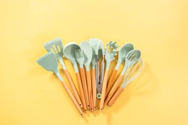 Düz yatıyordu. Ahşap saplı silikon pişirme aletleri.