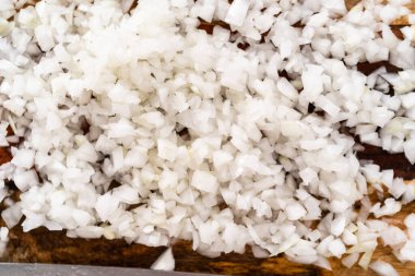 Tahtada organik sarı soğan doğruyorum..