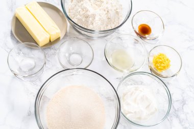 Limonlu kek pişirmek için bardaktaki karışımlar..