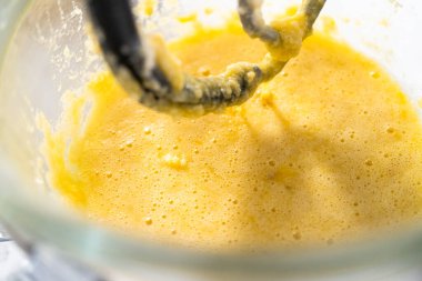 Limonlu kek için hamura malzemeleri karıştırıyorum..