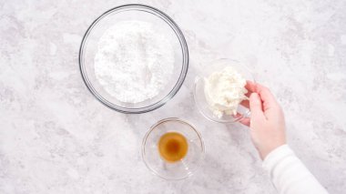 Düz yatıyordu. Adım adım. Krem peynirli krema hazırlamak için cam karıştırma kabındaki malzemeler..