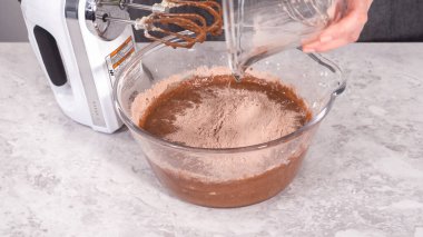 Adım adım. Kırmızı kadife kek hazırlamak için karıştırma kabındaki malzemeleri karıştırıyorum..