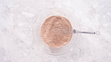 Düz yatıyordu. Adım adım. Kırmızı kadife kek hazırlamak için karıştırma kabındaki malzemeleri karıştırıyorum..