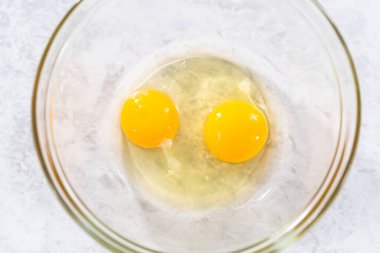 Çikolatalı kek hazırlamak için cam karıştırma kaselerinde bulunan malzemeler..