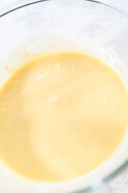 Manzarayı kapat. Fünyeli kek pişirmek için karıştırma kabındaki malzemeleri karıştırıyorum..