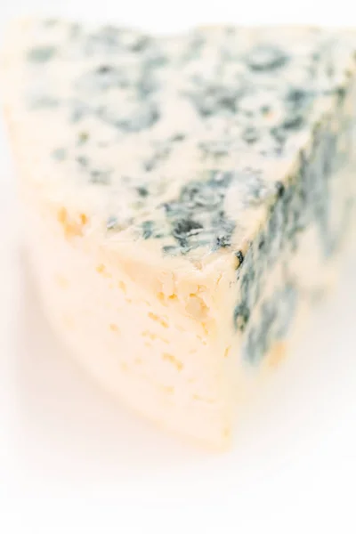 Rebanada Grande Queso Azul Sobre Fondo Blanco —  Fotos de Stock