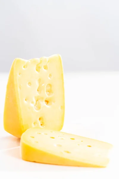 Große Scheibe Halbweicher Magerkäse Auf Weißem Hintergrund — Stockfoto