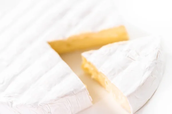 Rebanada Grande Queso Brie Sobre Fondo Blanco — Foto de Stock