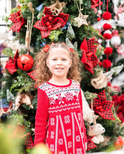 Niña Vestida Rojo Granja Del Árbol Navidad —  Fotos de Stock