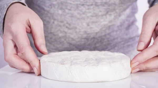 Gran Rebanada Queso Gourmet Sobre Fondo Blanco — Foto de Stock