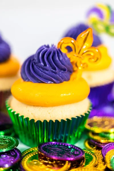 Mardi Gras Vanilla Cupcakes Foil Cupcake Cups Decorated Italian Buttercream — Stock Photo, Image