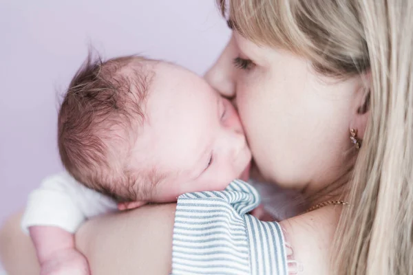 若い母親と生まれたばかりの3週間の娘のライフスタイルの肖像画 — ストック写真