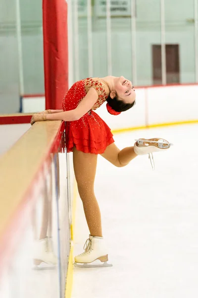 Adolescente Praticando Patinação Artística Uma Pista Patinação Gelo Interior — Fotografia de Stock