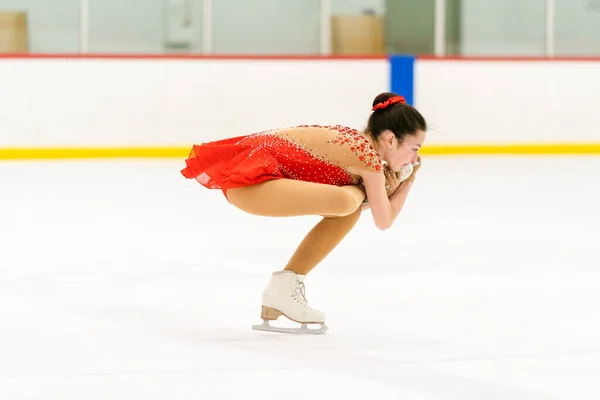 Teenagermädchen Übt Eiskunstlauf Auf Einer Überdachten Eisbahn — Stockfoto