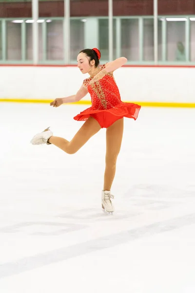 Tiener Meisje Oefenen Kunstschaatsen Een Indoor Schaatsbaan — Stockfoto