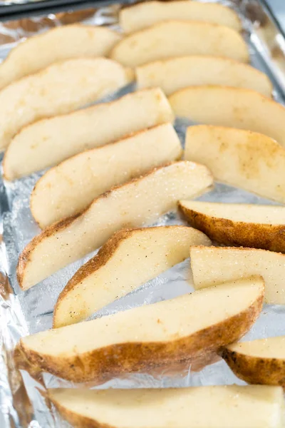 Preparação Batatas Fritas Cunhas Com Azeite Especiarias Para Assar Forno — Fotografia de Stock