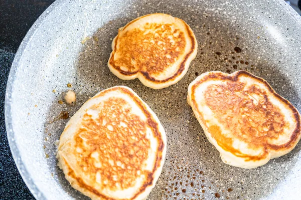 Pfannkuchen Auf Kefir Basis Der Pfanne Auf Einem Elektroherd Braten — Stockfoto