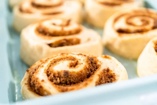 Ongebakken Kaneelbroodjes Een Blauwe Bakpan — Stockfoto