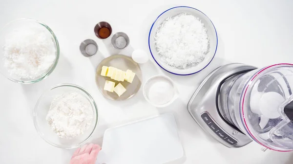 Leżeć Płasko Składniki Blacie Kuchennym Aby Przygotować Domowe Ciasteczka Kokosowe — Zdjęcie stockowe