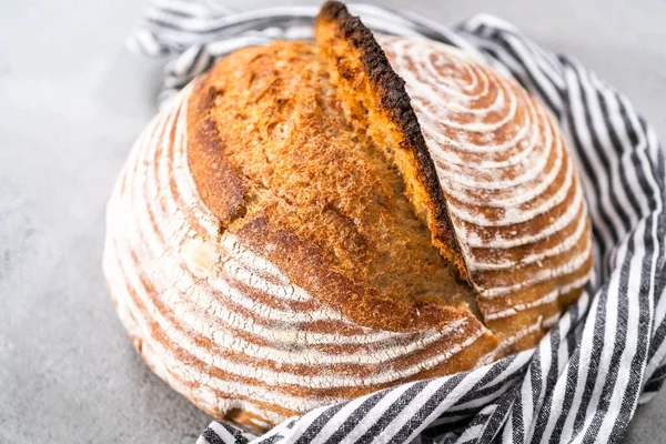 Pain Fraîchement Cuit Pain Levain Blé Avec Des Marques Panier — Photo