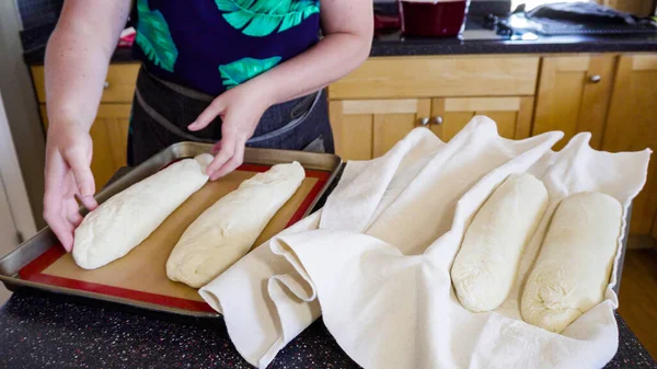 在住宅厨房烘烤酸面团法式面包 — 图库照片