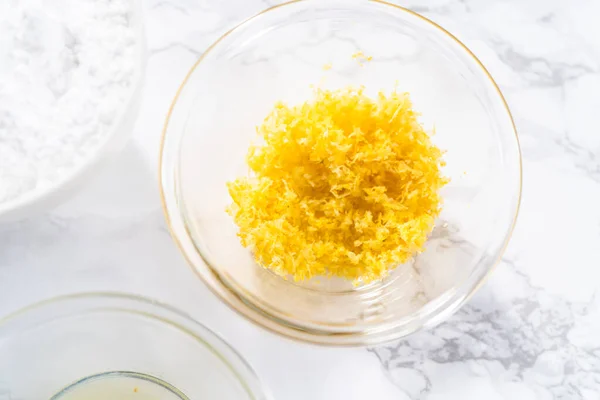 Ingredienti Bicchiere Ciotole Miscelazione Cuocere Una Torta Libbra Limone — Foto Stock