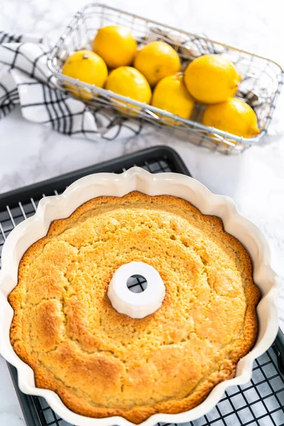 Охлаждение Свежеиспеченного Лимонного Пирога Кухонной Полке — стоковое фото