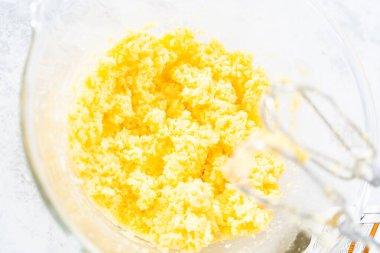 Manzarayı kapat. Fünyeli kek pişirmek için karıştırma kabındaki malzemeleri karıştırıyorum..