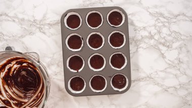 Düz yatıyordu. Adım adım. Çikolatalı kek pişiriyorum. Kek hamurunu kek tepsisine kakalamak..