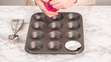 Adım adım. Çikolatalı kek pişiriyorum. Folyo kapkek kalıplarıyla metal kek kalıbı döşeyerek..