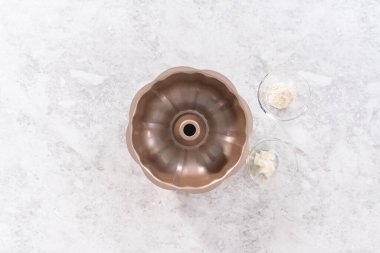 Düz yatıyordu. 4 Temmuz 'da çikolatalı kek pişirmek için yağlı kek tepsisi.