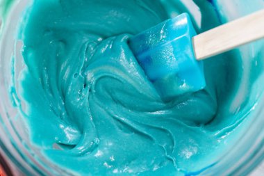 Pasta hamuruna kırmızı ve mavi besinleri karıştırıyorum..