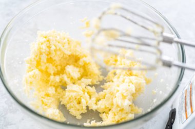 4 Temmuz pastasını çikolatalı yıldızlarla karıştırmak için cam bir kasenin içindekileri karıştırıyorum..