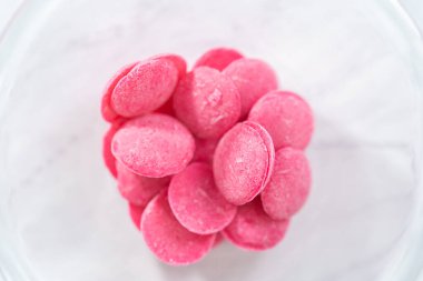 Mini pembe çikolatalar yapmak için cam karıştırma kabındaki malzemeler..