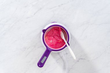 Düz yatıyordu. Eriyen pembe çikolatalar mini pembe çikolatalar yapmak için erir..